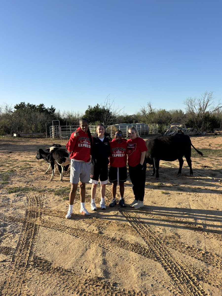 Owens_WBB's tweet photo. What a great way to spend our last night in Texas! Food, Fun, and Farm Friends with our AWESOME hosts and their family! #FenceLine
π
ΎοΈππ https://t.co/Euzh2qHNnA