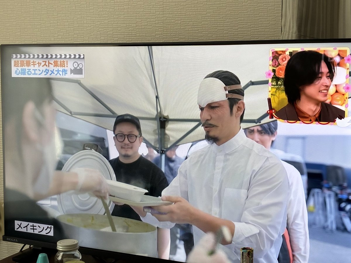 9_kamuy's tweet photo. キロランケの手作りカレーのケータリングを振る舞うアシﾘパさんと受け取る鶴見　後ろに鯉登　ワイプに杉元 https://t.co/mq6dovPIye