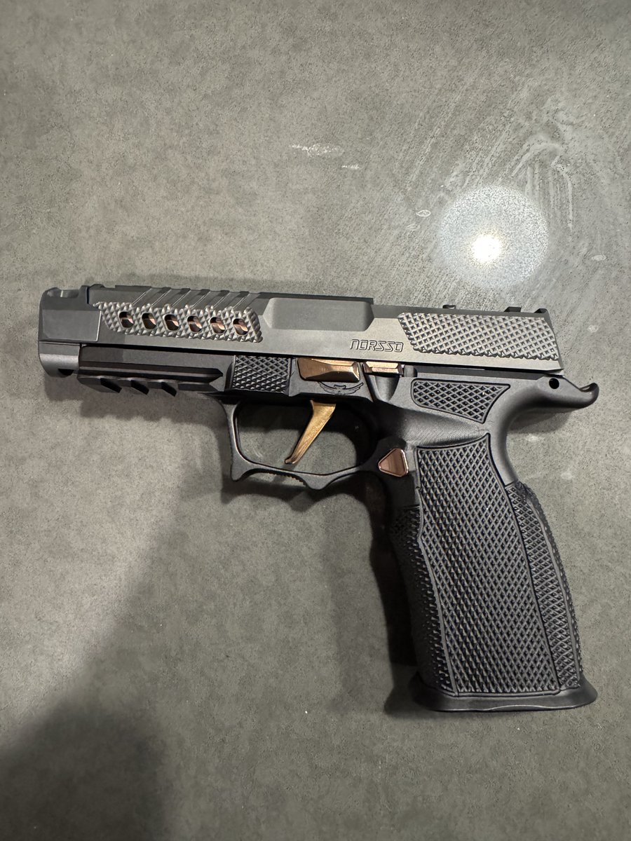 Les Nozzle tweet media