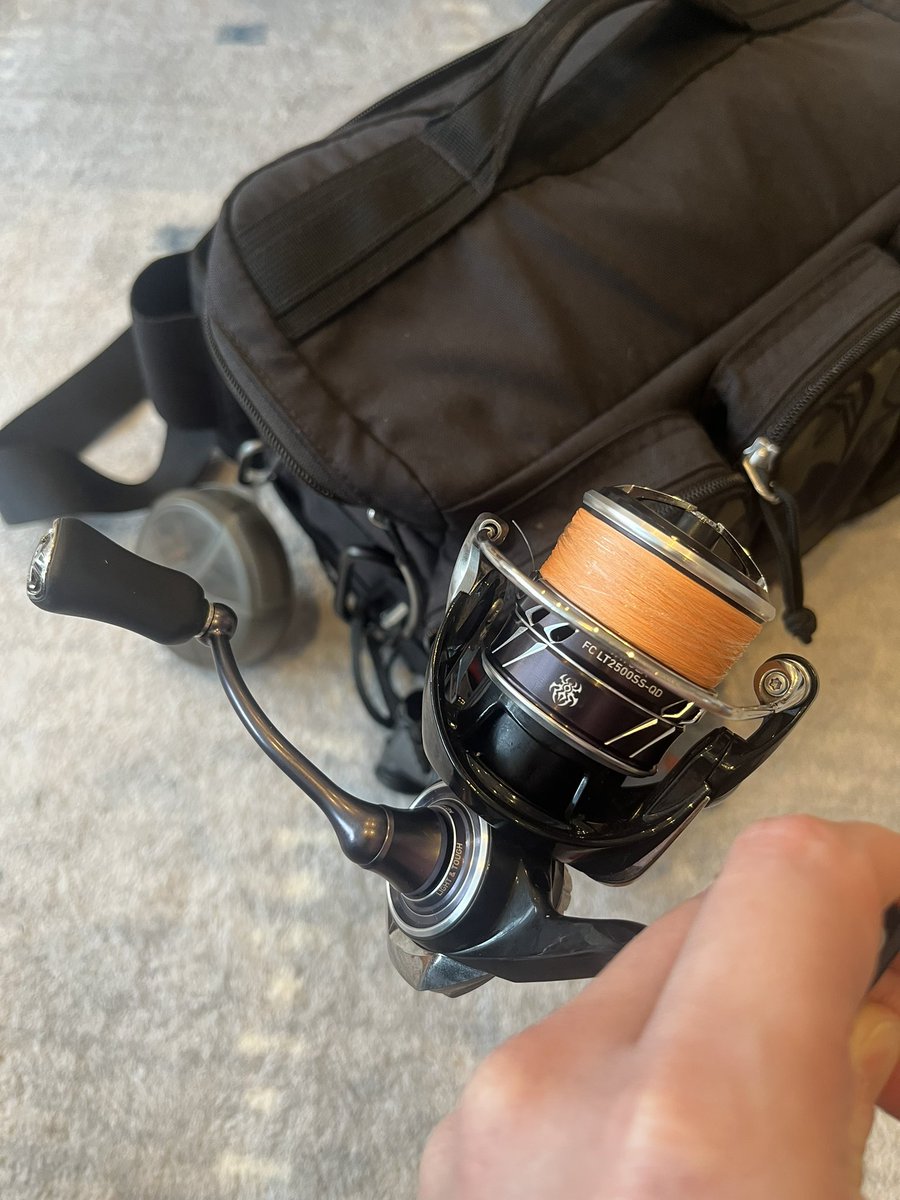Tokky5240's tweet photo. なんか、バスタックルの断捨離しまくったらコレだけになってしもたwww
早急にスピニングロッド買わなきゃ笑
以前のスピニングロッドは柔らかすぎてダルかったので今回は強めのスピニングロッド！
ベイトも手元から無くなったのでライトパワーフィネス一本になるな笑
川スモール狙いなら十分か。 https://t.co/2BOxkiVmtm