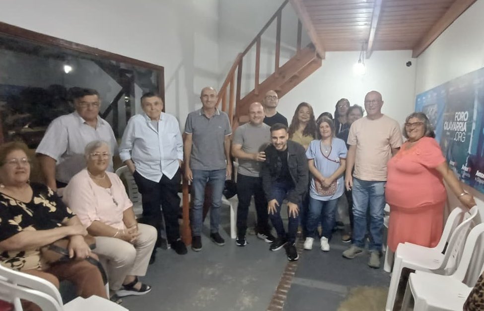 OlavarriaFR's tweet photo. Hablamos de lo que está pasando en el país: sueldos que no alcanzan, comercios que no venden, el aumento del desempleo y el creciente endeudamiento con las tarjetas de crédito.
No es casual, más de dos años de Milei en contra de la producción, el trabajo y la obra pública. https://t.co/kG0es35jDV
