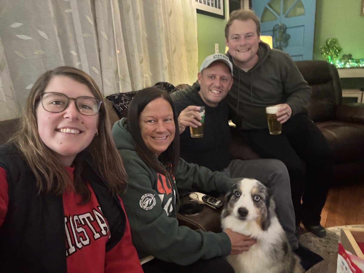 BereaBrett's tweet photo. Dinner n games!! #bestneighbors https://t.co/bRNlAJHaog