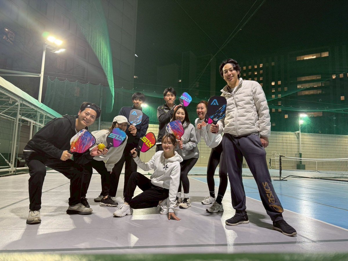 Yuma_Rond's tweet photo. 【ピックルボール愛について】
ピックルボールは、人と人を繋いでくれる存在である。

すでに仲の良い仲間とは、さらに仲良くなる。
ゆるくつながっていた知り合いは、友達になる。
そして、初めましての人とも自然と友達になれる。

ボールを弾くたびに、
「いくつになっても弾けていたい」という
我々の心を刺激してくる。

2021年に起業してからの5年間、
仕事が趣味のような日々を過ごしてきた。

遊ぶことにどこか罪悪感があったり、
「もっと仕事したいのに、、、」と思ってしまったりして、
心から楽しむことが難しいことも多かった。

でも、ピックルボールは違う。
気づけばゾーンに入っている。

強く打つほど、
コースを狙うほど、
成功すれば勝てるけれど、失敗のリスクも高い。

これは、ビジネスにも少し似ている。

一つのことにどれだけ投資するか。
攻めすぎれば失敗する可能性が高まるし、
守りすぎれば勝てない。

ダブルスのパートナーと連携しながら、
相手のポジションを見て攻める感覚も、
仲間と連携し、市場や次の流れを見ながら事業をつくる感覚に近い。

そんなところが、
事業づくりというゲームと重なっていて面白い。

そしてもう一つ好きな理由は、
ピックルボールをしながらの会話。

一緒に仕事をしている人、
これから何かを一緒にやろうとしている人、
社内メンバーとプレーしながら話すと、
不思議と話も弾む。

ボールを弾きながら、
会話も弾む。

コートはバドミントンと同じサイズ。
老若男女、初心者もすぐ楽しめる。

都市の中で人をつなぐ
アーバンスポーツとしてのポテンシャルを感じている。

そんなピックルボールが好きです。

興味ある人、
ぜひ一緒にやりましょう。

#ピックルボール　#pickleball