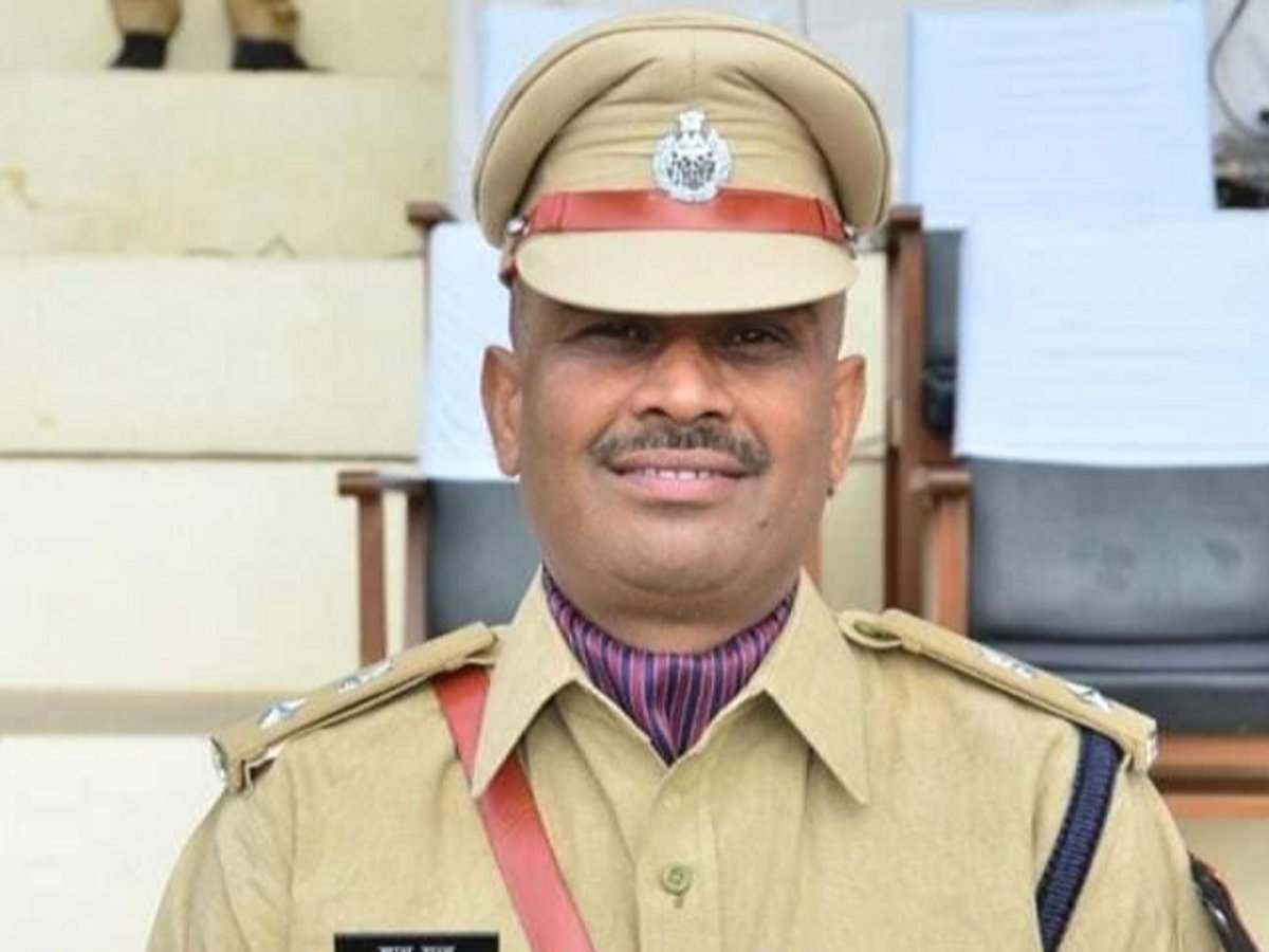 #Churu चूरू जिले के नए पुलिस अधीक्षक बने ज्ञानचंद यादव

राजस्थान सरकार ने पुलिस महकमे में बड़ा प्रशासनिक फेरबदल करते हुए 64 आईपीएस अधिकारियों के तबादले किए हैं। इसी क्रम में ज्ञानचंद यादव को चूरू जिले का नया पुलिस अधीक्षक (एसपी) नियुक्त किया गया है। <a href="/ChuruPolice/">Churu Police</a>