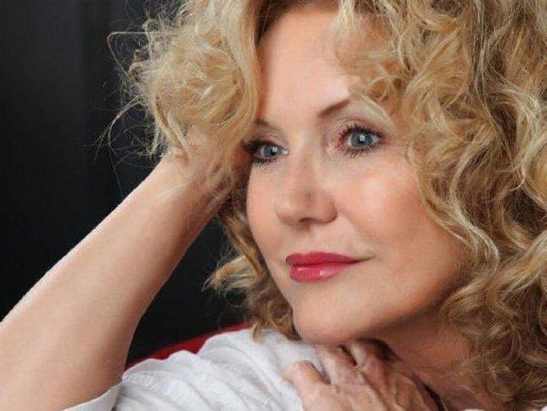 Suna Yıldızoğlu, iktidarı eleştiren bir tweet attıktan sonra bir hesaptan şu mesajı alıyor:

“Sunacığım, İngiliz dedelerini özlediysen süper havaalanımız emrinizdedir. Artık onları buralardan sepetledik, bir daha gelemezler.”

Suna Yıldızoğlu’nun cevabı ise ders niteliğinde: