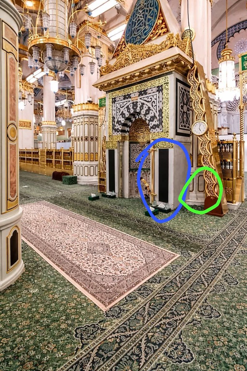 MaidahMuhammad's tweet photo. ریاض الجنہ کے یہ دو مقام بہت ہی خاص الخاص ہیں۔

نیلے دائرے والا وہ مقام ہے جہاں سرکار صلیٰ اللہ علیہ وآلہ وسلم امامت فرمایا کرتے تھے۔ ترک بہت عاشق اور ادب کرنے والے لوگ ہیں اس لیے انھوں نے وہ متبرک مقام مہراب کے اندر لے لیا تاکہ اس پاک اور معتبر زمین پر کسی کا پاؤں نہ آئے اور جب لوگ سجدہ کریں تو لوگوں کے سر اس پاک مقام سے کچھ پیچھے ہو جہاں سرکار دو عالم صلی اللہ علیہ وآلہ وسلم کے قدم مبارک ہوا کرتے تھے۔

روایات اور بڑوں سے جو سنا ہے اس کے مطابق سبز دائرے والی جگہ وہ ہے جہاں درختوں میں سے سب سے خوش نصیب درخت حنانہ لگا ہوا تھا اور اس سے آقا علیہ الصلاۃ والسلام ٹیک لگا کر خطبہ ارشاد فرمایا کرتے تھے۔

 حضرتِ سَیِّدُنا حسن بصری علیہ رحمۃ اللہ القَوی جب یہ واقعہ بیان فرماتے تو  ارشاد فرماتے؛ اے اللہ عَزَّوَجَلَّ کے بندو! جب ایک درخت کا بے جان تَنا فِراقِ مصطفیٰ میں رو سکتا ہے تو تمہیں فراقِ رسول میں رونے کا زیادہ حق ہے۔
(وفاء الوفاء، 1/388تا 390، دلائل النبوۃ للبیہقی، 2/556 تا 561 ماخوذاً)