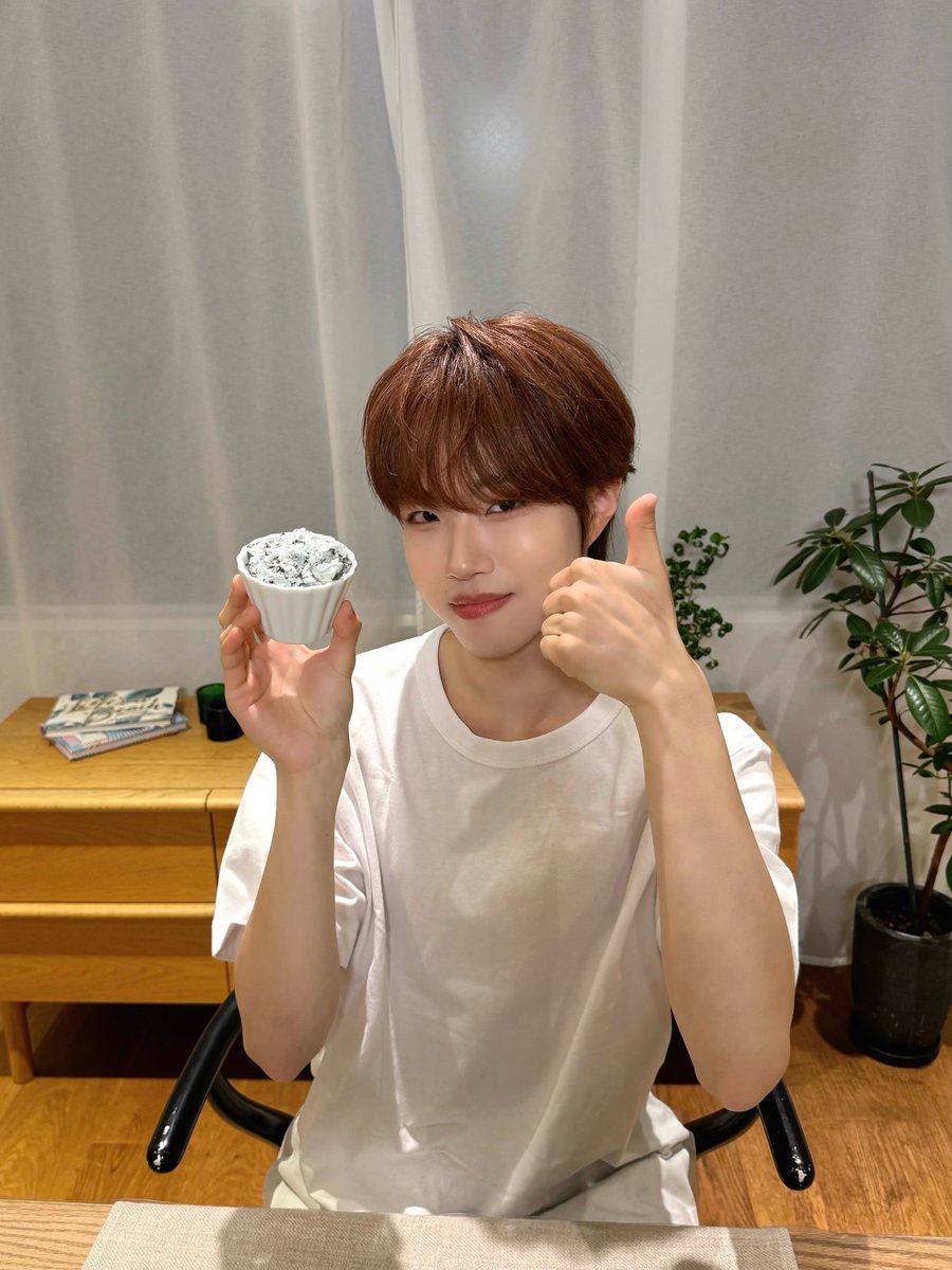 NAZE_JPN's tweet photo. [🍫]

✧ Happy White Day ✧

ファンの皆様が選んでくださった
【チョコミントアイス】を
アトにお届け！🍫

アトの反応は...♡

MOVIEにて公開中🎥
🔗 https://t.co/pzEikNc8lY

#NAZE #ネイズ 
#アト https://t.co/309KyZrZlt