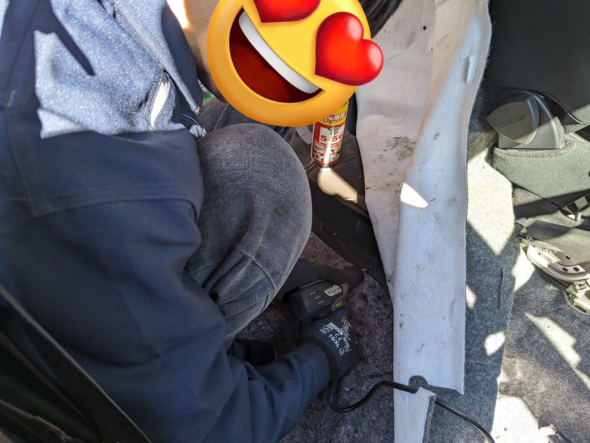 uecac's tweet photo. 狂気！愛車に穴を開ける男 https://t.co/JFnHdNqOFO