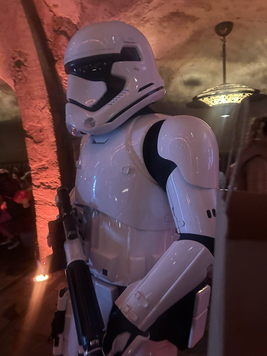 JillMonk50's tweet photo. Totally made my year! 
#stormtrooper #hollywoodstudios #ogascantina #springbreak2026 https://t.co/TyqKhjRnDd