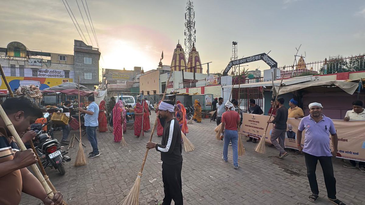 npbbidasar's tweet photo. नगर पालिका बीदासर-चुरू (800471) में राजस्थान दिवस समारोह के अंतगर्त स्वच्छता संकल्प एव जागरूकता कार्यक्रम का आयोजन कर सहर के बेरी चौक एव गांधी पार्क में श्रमदान करके स्वच्छता का संदेश दिया #Rajasthandiwassamaroh 
#Swachhtasankalpjagruktaabhiyan 
@RajCMO @SwachhBharatGov https://t.co/JKmUe0Jja4