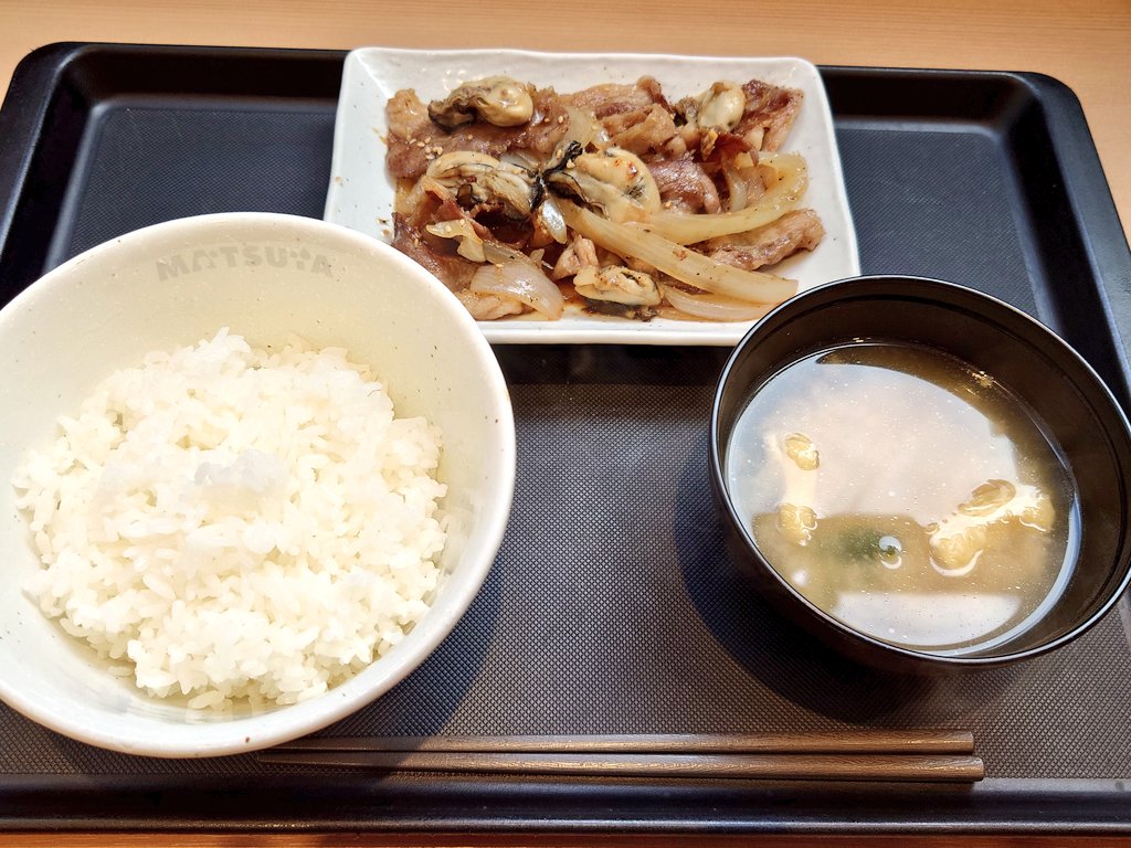nkn_7_msmn_32's tweet photo. ①ロースカツカリー[ライス中盛・ルー大盛](船場カリー[なんばCITY南館1階])
②牛肉と牡蠣のオイスターソース炒め[※店舗限定](松屋[阪急岡町駅前])
③Wで選べる玉子かけご飯朝食(松屋[阪急庄内駅前])
④えきそば[天ぷら](えきそば[阪神百貨店地下スナックパーク])

#2026年の外食たち第5弾 https://t.co/8Ye3qkXrG3
