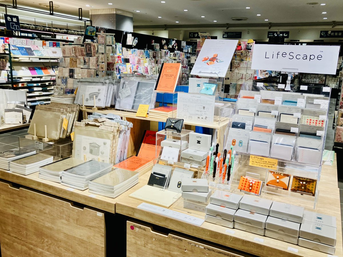 yurindo_ebisu's tweet photo. #LifeScape のカバーに付箋やノートリフィル入れたり🗒️ポケット付けてミニ文具入れたり✏️なんだか色々楽しいので皆んなに知って欲しい!なPOPUP
#kleid コラボのノーブルノートもメッシュポーチも 美しくてオススメ!
新生活の相棒に〜
#LIFE #カスタマイズ #メモ #ノート https://t.co/Pp8n0dvjRx