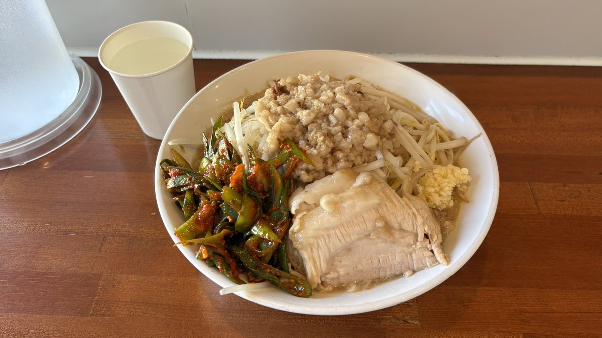 thepigofcrimson's tweet photo. LINGKAI女川店初訪問。
ラーメンにネギキムチを添えて。
チャーシューを箸で摘むと繊維がほどけるホロホロチャーシュー美味!!ネギキムチもうま辛だったー♪
ごちそうさまでしたまた来ます!!
残す未訪問は上杉だけだ!
#LINGKAI #ヤマロク https://t.co/4Nly84PSwP