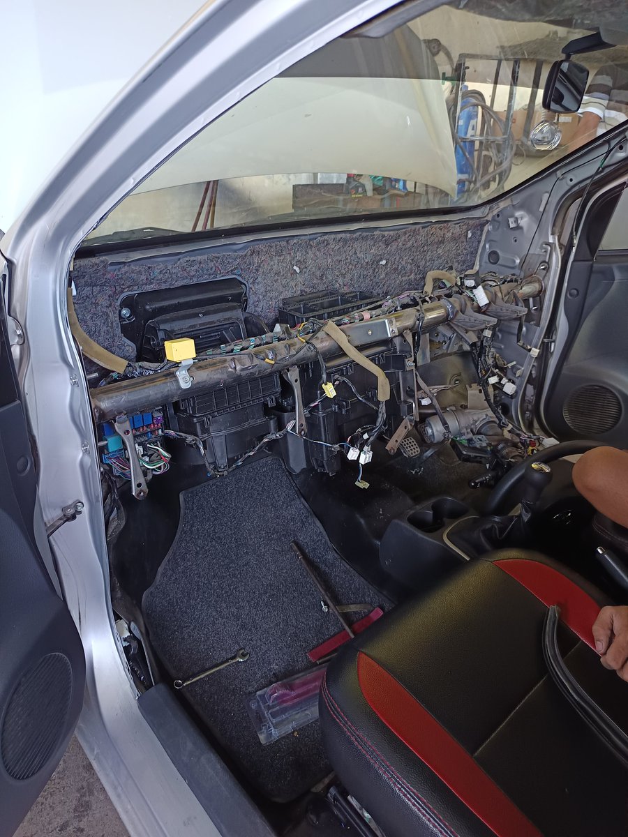 Muflih_Ns's tweet image. Ceritanya hari ini ke bengkel mobil langganan untuk servis sebelum libur panjang lebaran. 

Saya baru tahu ternyata servis AC itu bongkar mobilnya seperti ini? 

Pantaslah kalau jasa servis AC mobil lumayan mahal.. 

#ACMobil

. 
. 
. 
. 
Itu bukan mobil saya...