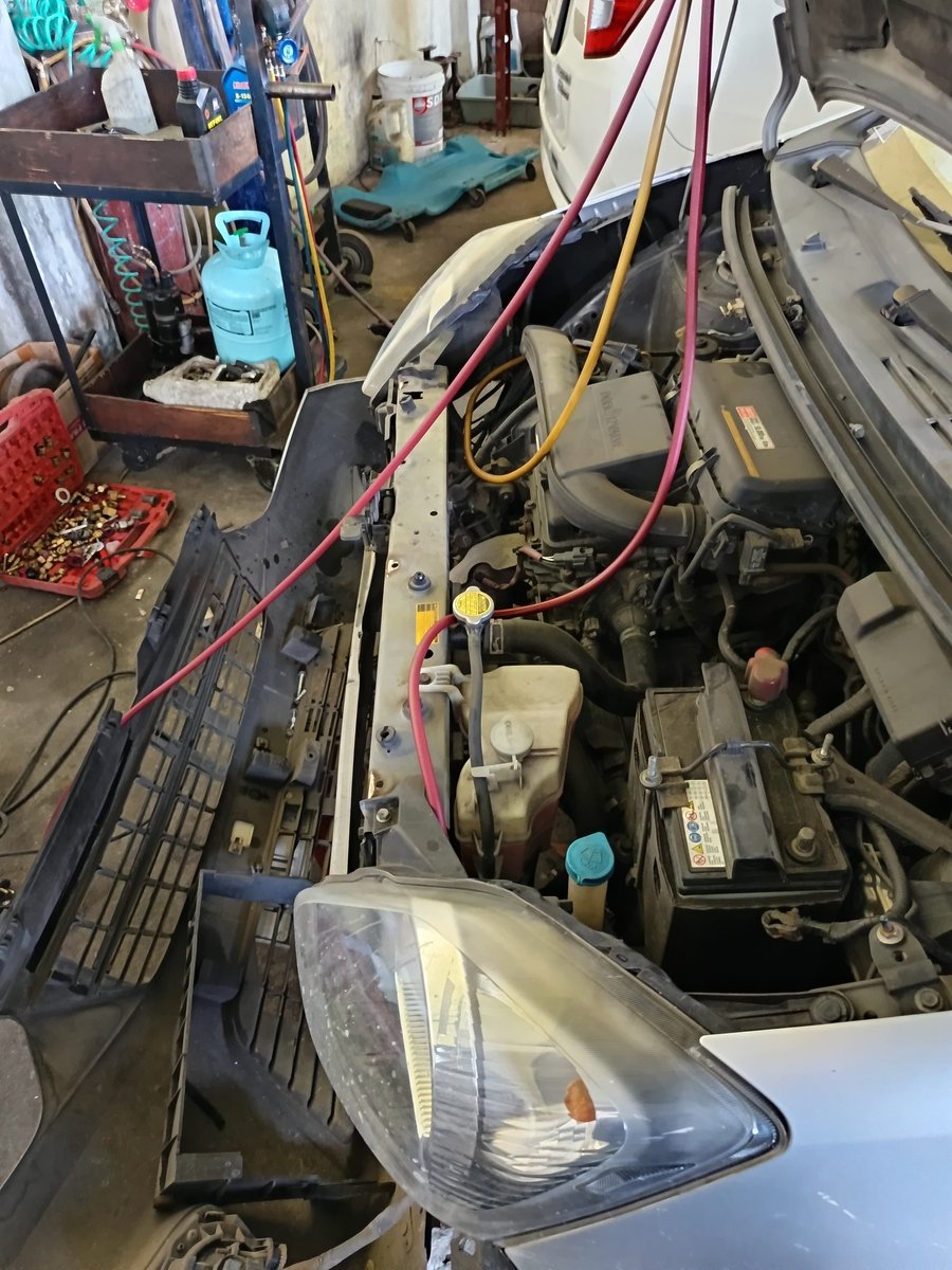 Muflih_Ns's tweet image. Ceritanya hari ini ke bengkel mobil langganan untuk servis sebelum libur panjang lebaran. 

Saya baru tahu ternyata servis AC itu bongkar mobilnya seperti ini? 

Pantaslah kalau jasa servis AC mobil lumayan mahal.. 

#ACMobil

. 
. 
. 
. 
Itu bukan mobil saya...