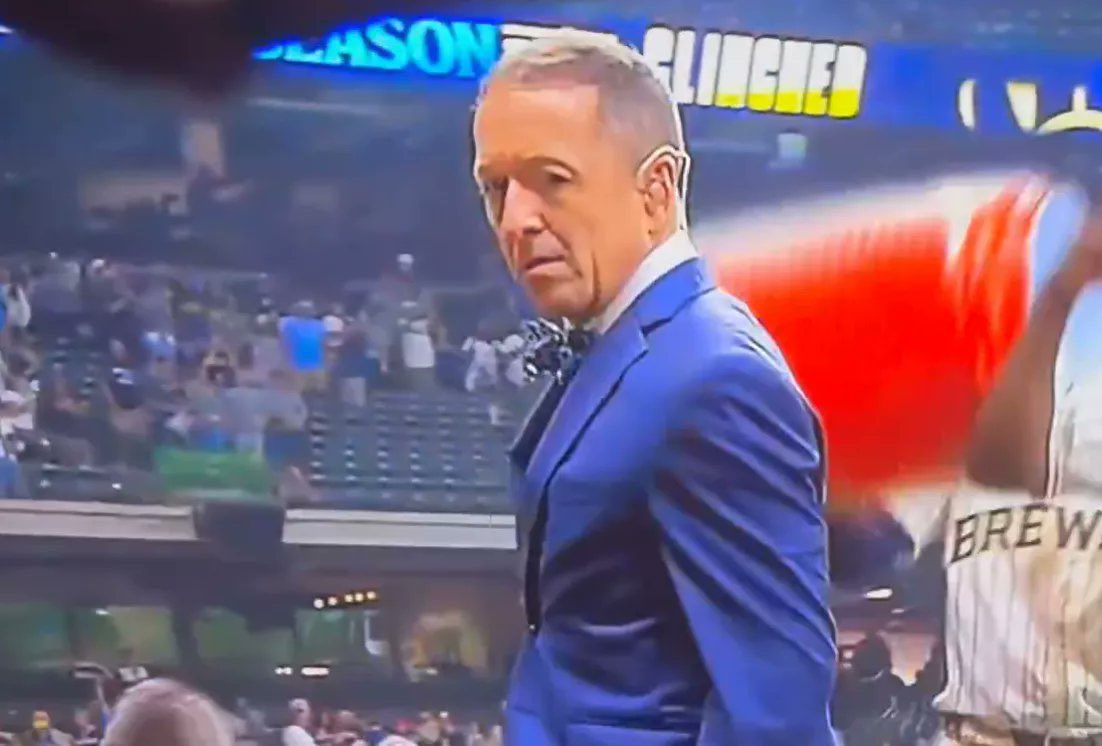 Cal Raleigh whenever his Mariners teammate goes for a high five. #WorldBaseballClassic