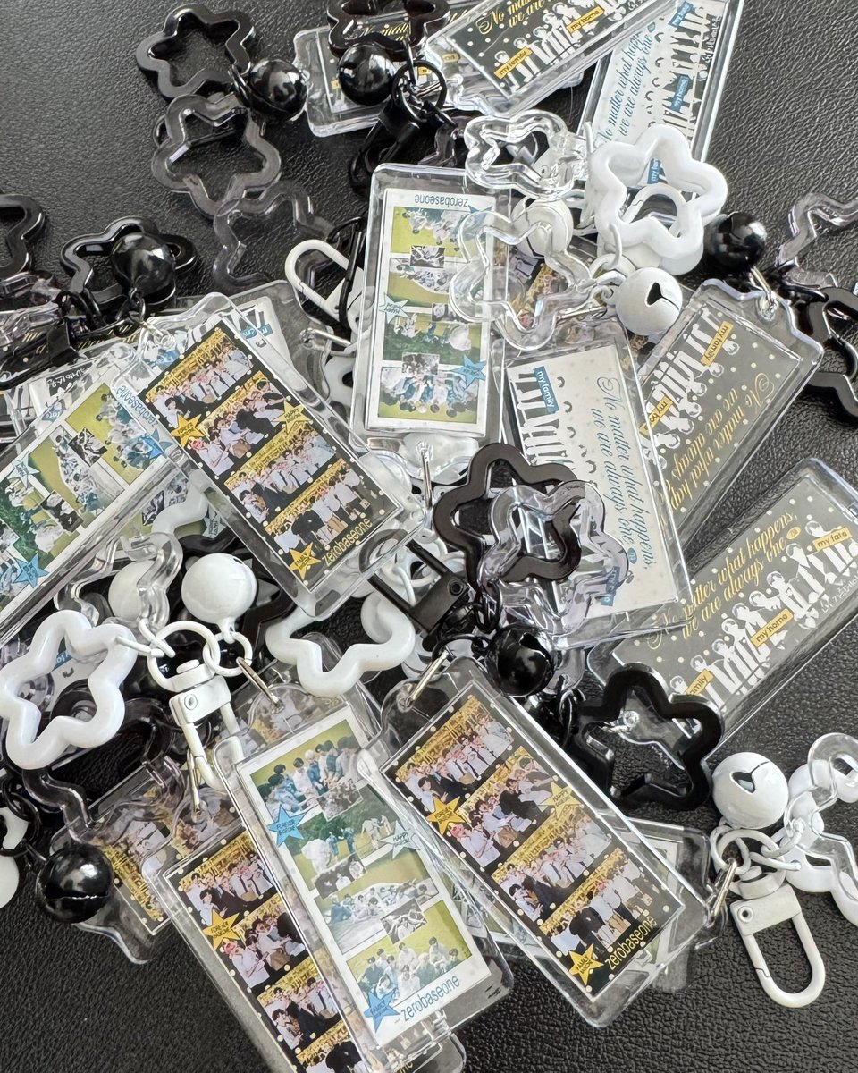 tumfreckle's tweet photo. 2026 ZEROBASEONE WORLD TOUR [HERE&amp;NOW] ENCORE IN SEOUL FREEBIES 제베원 앙콘 나눔

zb1 mini 4cut nfc keychains
~ day ver. 🤍
~ night ver. 🖤 

⭐️ 3/14 &amp; 3/15
⭐️ limited! 1 per person, random
⭐️ trades ok! https://t.co/wjr4eXaBw0