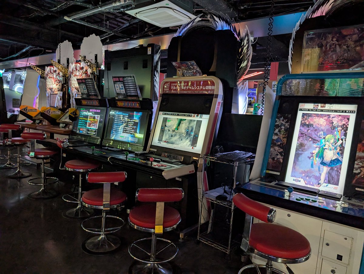 gamecentergirl's tweet photo. CUE奈良三条店、今日リニューアルオープン。
開店前には入口に行列できてました！

1〜3階まではガチャとプライズ
4階にビデオ・音ゲーなど集約。(わかってはいたけど)レトロゲームはほぼゼロ。

2026年のゲーセンって感じです🥰 https://t.co/ahjlXQNSiw
