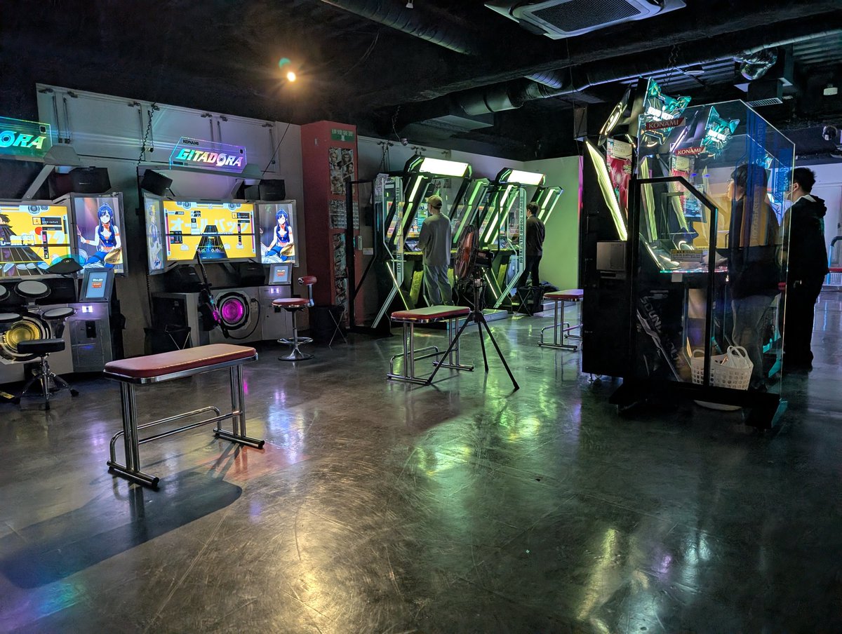 gamecentergirl's tweet photo. CUE奈良三条店、今日リニューアルオープン。
開店前には入口に行列できてました！

1〜3階まではガチャとプライズ
4階にビデオ・音ゲーなど集約。(わかってはいたけど)レトロゲームはほぼゼロ。

2026年のゲーセンって感じです🥰 https://t.co/ahjlXQNSiw
