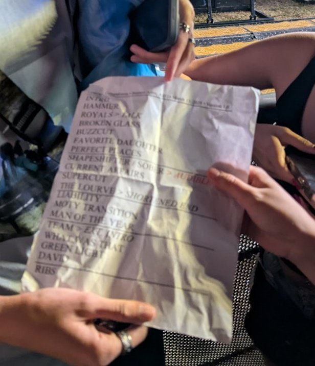 LordeUpdatesBR's tweet photo. Setlist for Lollapalooza tonight. 

No “Solar Power” songs &amp; “No Better” was cut from the set — as well as ISCSMN, GRWM and Clearblue. 

Notice she might play “Sober” instead of “Shapeshifter” during the next shows.

There was also no confetti tonight, unfortunately. https://t.co/T8HHfSxsCd