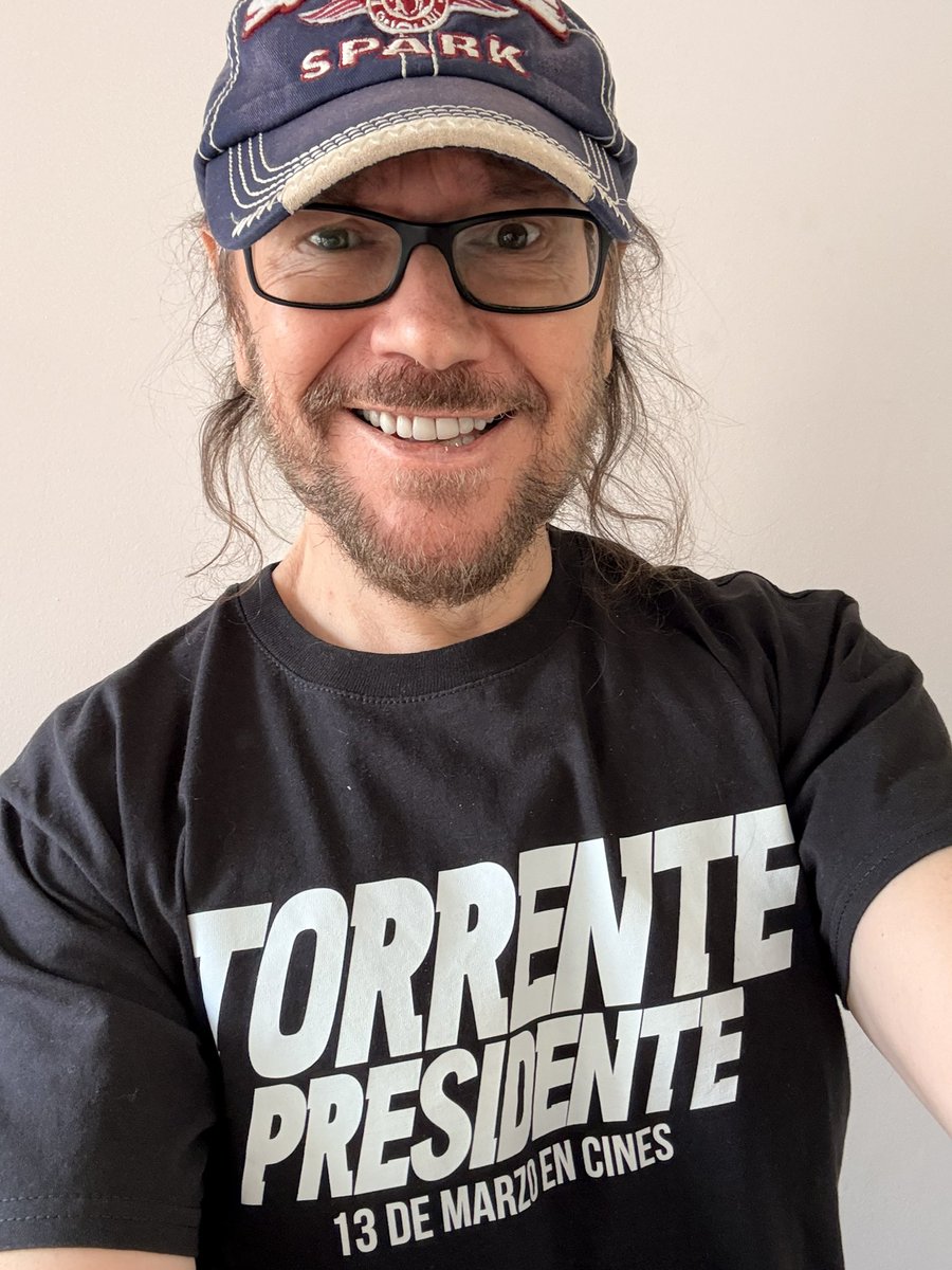 Por fin hoy se ha estrenado “Torrente, Presidente”…he visitado tres sesiones distintas en dos cines, salas abarrotadas, gente riendo en cada gag y sorprendiéndose con cada cameo, carcajadas y al final en cada sesión… aplausos.
Misión cumplida. No puedo ser más feliz.
GRACIAS.