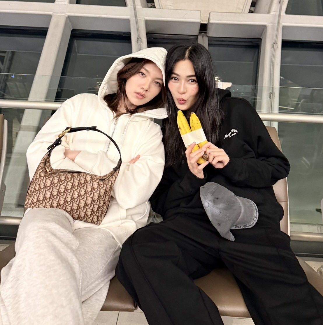 ‼️แม่‼️
MIV ยังไม่จบนะคะ กลับมาก่อน ตามเก็บสื่อต่างๆกันต่อค่ะ สื่อไหนลงหลิงออมในงาน pfw กดไลท์ คอมเม้น ด้วยนะจ่ะ 
วันนี้ใครว่่งไปถล่ม IG TT FB กันต่อจ้า ยอดยังวิ่งต่อค่ะ อย่าพึ่งหยุดค่ะแม่ 

LINGORM BA DIOR AT PFW26
#LingOrmDiorAW26 
#LinglingKwong #OrmKornnaphat
#LingOrm #Dior