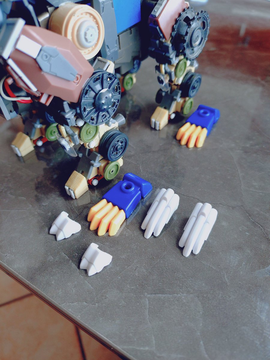 ドンキで88%オフの220円で投げ売りされている「ブロックロス」のワタル。
何となく使えそうだと思って1つ購入してみました。
これはゾイドに使えそうですね。
定価の1980円では話にならないけど220円ならこれはお買い得！！