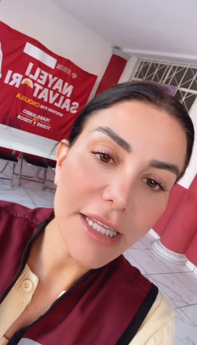 MirelValentina's tweet photo. Las jornadas de vacunación no deberían ser para la promoción personalizada de una diputada. Nay Salvatori hizo una jornada de vacunación en cholula  autopromoviendose con lonas y colores dE MORENA con personal y vacunas del IMSS. Esto no es un delito? @periodistasoy @rubysoriano https://t.co/6PdpFpjYwS