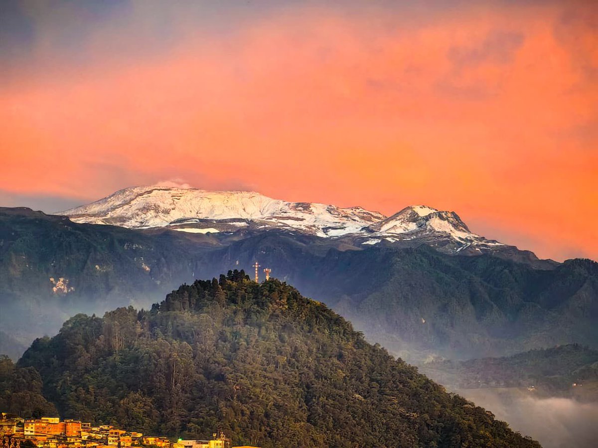 juanacarolinaco's tweet photo. Esta foto es creación de 📸 Juan Felipe Orjuela. Majestuoso lo que nos regala el #NevadoDelRuíz #Manizales #Mzl https://t.co/C2RMKXhSjG
