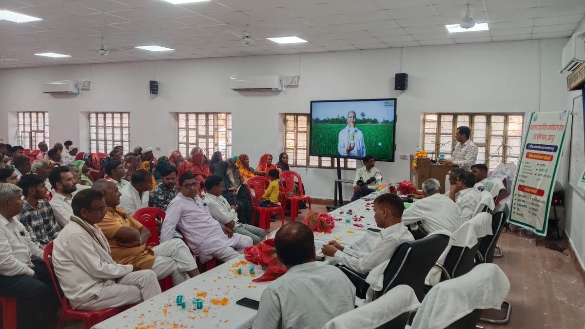 IFFCO_RJ's tweet photo. राष्ट्रीय कृषि विकास योजना के अंतर्गत जैविक एवं बीज प्रमाणीकरण को बढ़ावा देने के लिए कृषि विज्ञान केंद्र भरतपुर में आयोजित एकदिवसीय कार्यक्रम में इफको के उप क्षेत्र प्रबंधक श्री श्याम सुंदर द्वारा जैव उर्वरकों एवं सागरिका तथा ड्रोन से नैनो उर्वरकों के प्रयोग की जानकारी दी गई। https://t.co/U9bWr8XA9w