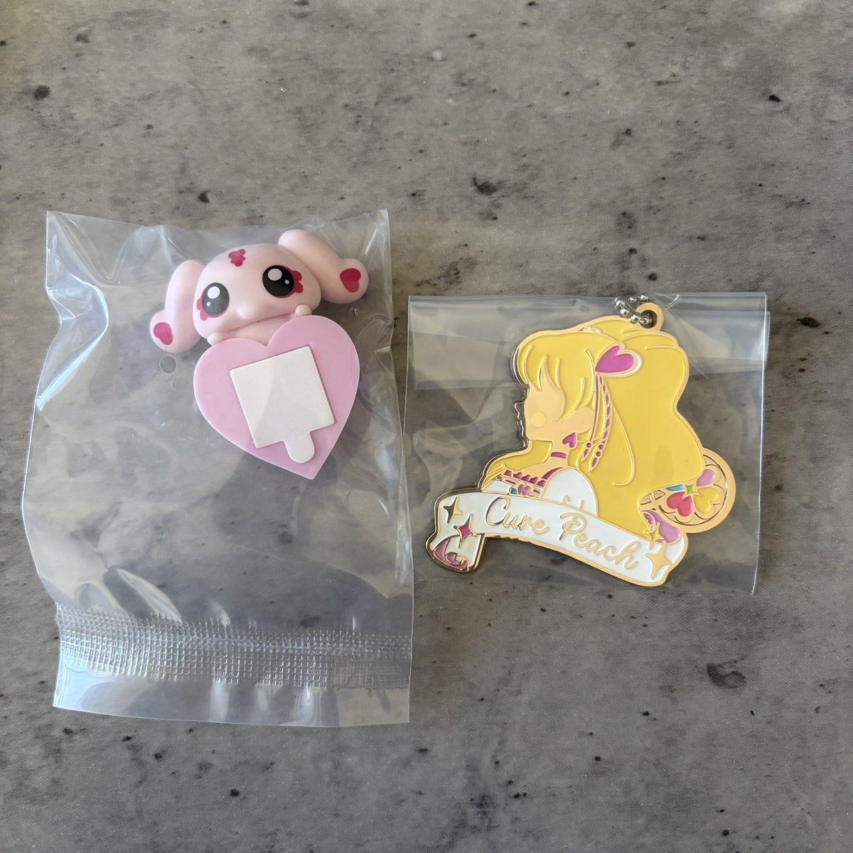 tr___12's tweet photo. プリキュア 一番くじ 交換

【譲】E賞 ミップル F賞 キュアピーチ

【求】 ナッツ キュアレモネード ミルキィローズ  

郵送交換希望

#プリキュア一番くじ https://t.co/k4bA5cNyUV