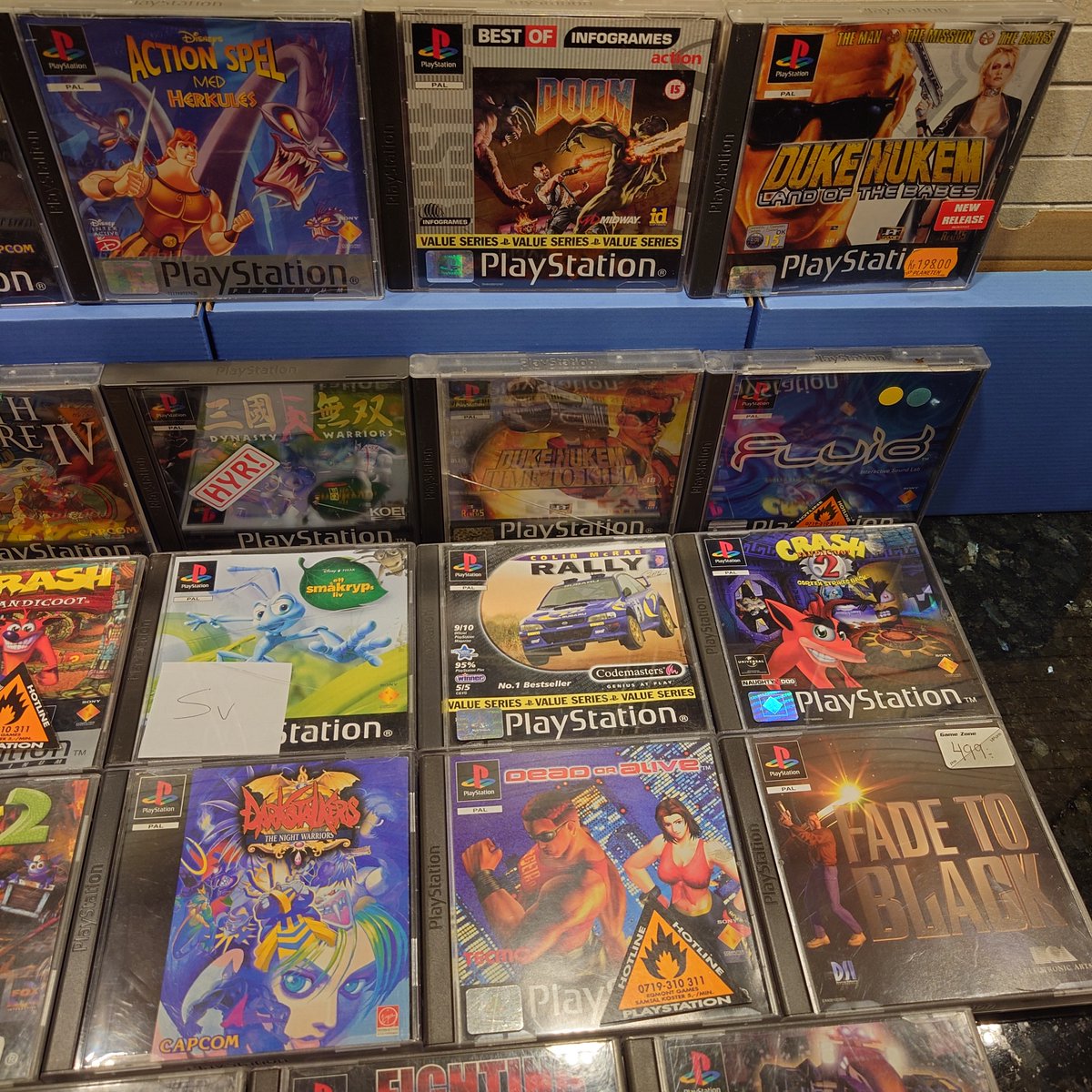 ConceptEnterta6's tweet photo. Vilken av dessa PS1 spel är din favorit? Många nya Playstation 1 titlar i butiken den här veckan. Allt från tidiga släpp som Doom från 1995 till sena releaser som Fifa Football 2003. Alla är kompletta. Önskar er en fin helg!
#Playstation #Playstation1 #PS1 #gaming #retrogaming https://t.co/W8RzWmwTB7