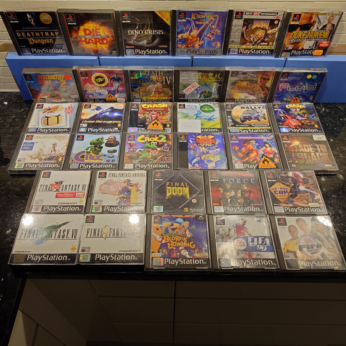 ConceptEnterta6's tweet photo. Vilken av dessa PS1 spel är din favorit? Många nya Playstation 1 titlar i butiken den här veckan. Allt från tidiga släpp som Doom från 1995 till sena releaser som Fifa Football 2003. Alla är kompletta. Önskar er en fin helg!
#Playstation #Playstation1 #PS1 #gaming #retrogaming https://t.co/W8RzWmwTB7