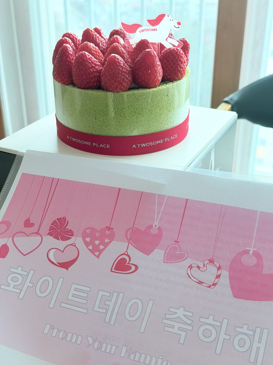 hamieeecha's tweet photo. 12000km 떨어져있어도,, 화이트데이라고 냅다 케이크 배달해주는 사람🥺🥺♥️ 발렌타인 때도 받았는데 매번 이렇게 챙겨��서 너무 고마워🥲♥️ let me pay your door dash at least‼️‼️‼️😡 https://t.co/F1TcgziuLl