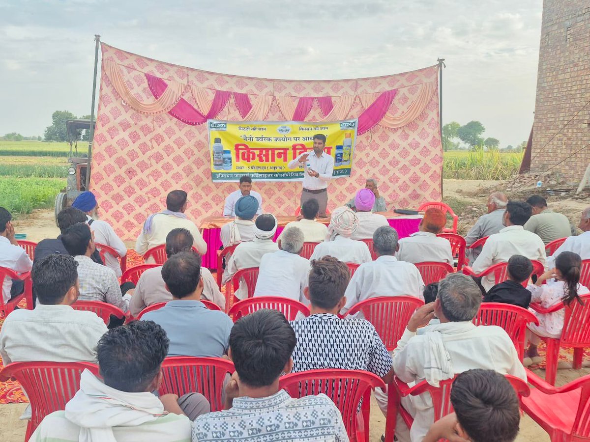 IFFCO_RJ's tweet photo. इफको अनूपगढ़ द्वारा 5 BLM के किसान श्री दिनेश सिंह के खेत पर नैनो उर्वरकों के लगाए गए प्रदर्शन पर किसान दिवस का आयोजन किया गया जिसमें किसानों को नैनो उर्वरकों के बारे में विस्तृत जानकारी दी गई एवं गेहुं कि फसल में नैनो डीएपी नैनो यूरिया के बेहतर परिणाम किसानो को दिखाया गया। https://t.co/E7eCSmm794