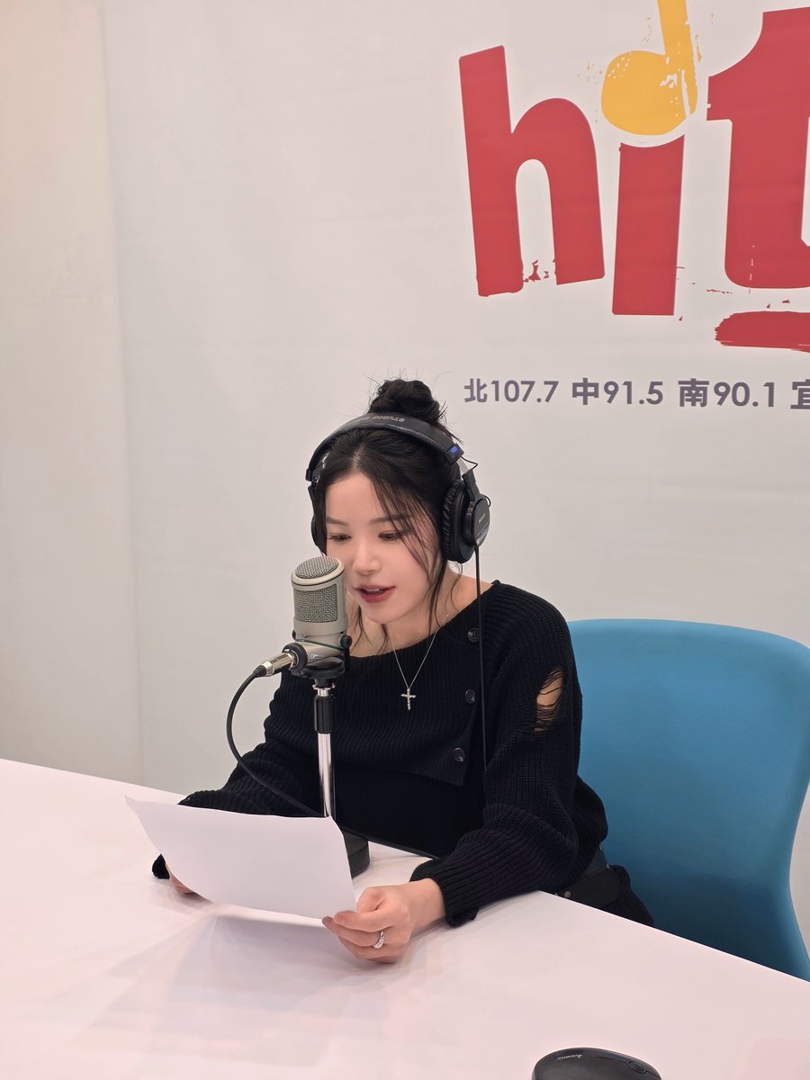 [#솔라]

잠시후 14시 (KST), 
Hit FM 'HIT週末！'에서
솔라의 목소리에 귀 기울이며 🍬
달콤한 토요일 보내세요 🥰
용순이들 오늘도 본방사수!

✔️ 정각에 바로 방송되지 
않을 수 있는 점 참고 부탁드립니다.

🎙 goo.gl/Mo0yp

#MAMAMOO #Solar #HIT週末
#告五人 #Accusefive