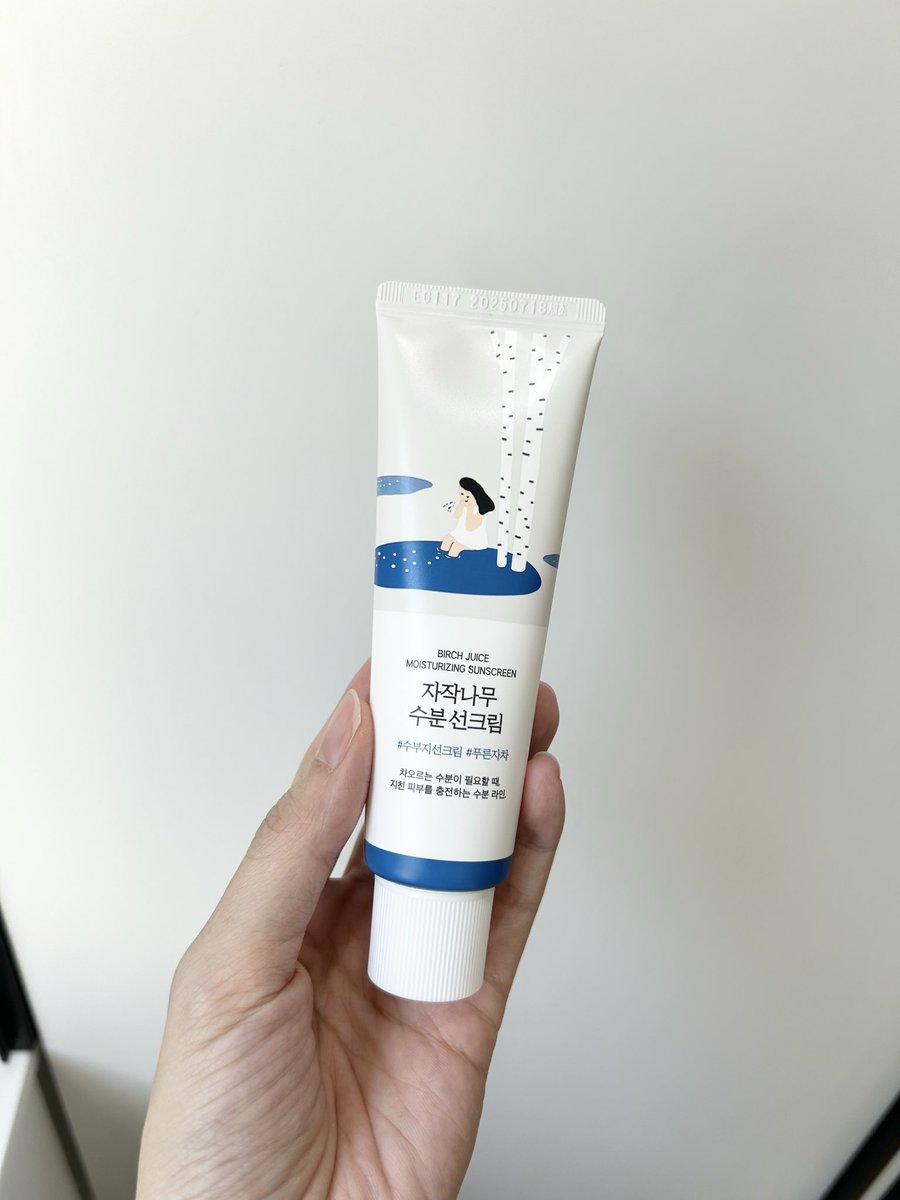 mutmeeqq's tweet photo. กันแดดที่เห็นคนชอบเยอะมาก จนได้มาลองแล้วก็ชอบจริงง Round lab birch juice moisturizing เนื้อกันแดดบางเบา ซึมไว ให้ความชุ่มชื้นกับผิว ทาแล้วแต่งหน้าต่อผิวโกลว์สวยแบบพสเกา อ่อนโยน ผิวแพ้ง่ายก็ใช้ได้💙 #RoundLabTH https://t.co/fdXOwivWiX