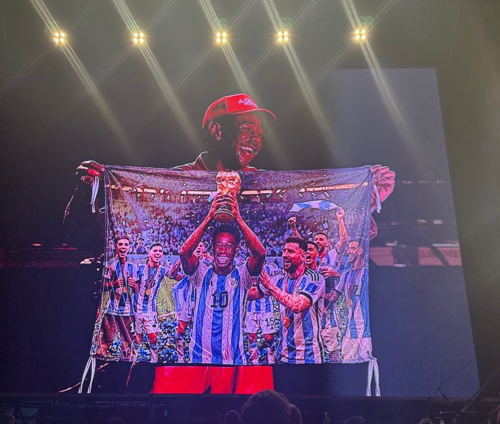 Nono la cara de felicidad de Tyler cuando le dieron esta bandera 😭😭 LOS GENIOS HACEN ESO