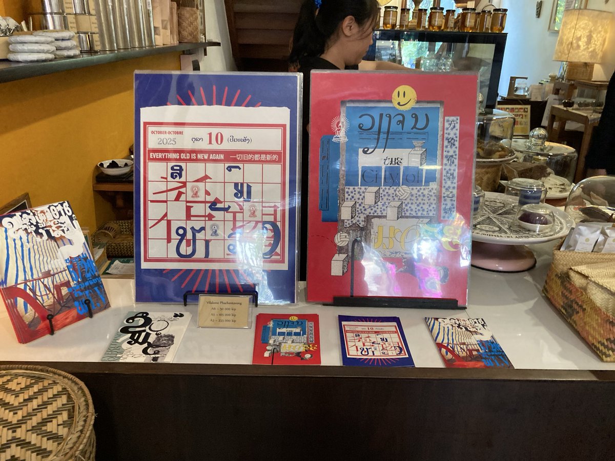 このポストカードサイズのやつを買ったのだけど、そのまま貼るのもなんだし額装したい。フレームってみんなどうしてるんだ？　自作？