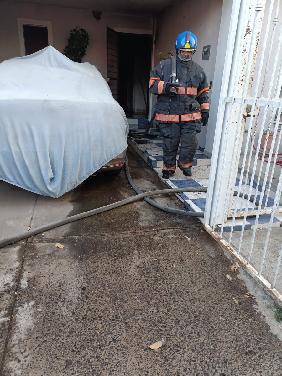 UMPCyBZ's tweet photo. #Entérate
Tras un reporte 📞 recibido esta tarde en nuestra Dirección del Centro de Operaciones de Emergencia (COE) sobre un incendio 🔥 en casa habitación, 🏠 oficiales 🧑🚒 de nuestra #Base2 se movilizaron 🚒a la calle Emiliano Zapata en la colonia Jardines de Nuevo México. https://t.co/elAGvyBaPn