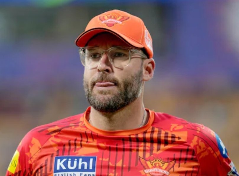 IPL में किसी पाकिस्तानी खिलाड़ी का नाम सुनते ही कुछ लोगों की देशभक्ति उबाल मारने लगती है।लेकिन जब ind-pak ICC टूर्नामेंट में खेलते हैं, तब वही लोग सबसे पहले टीवी के सामने बैठकर मैच देखते हैं।अगर सच में इतनी ही नफरत है, तो मांग करो कि पाकिस्तान के साथ हर तरह का क्रिकेट बंद हो।
