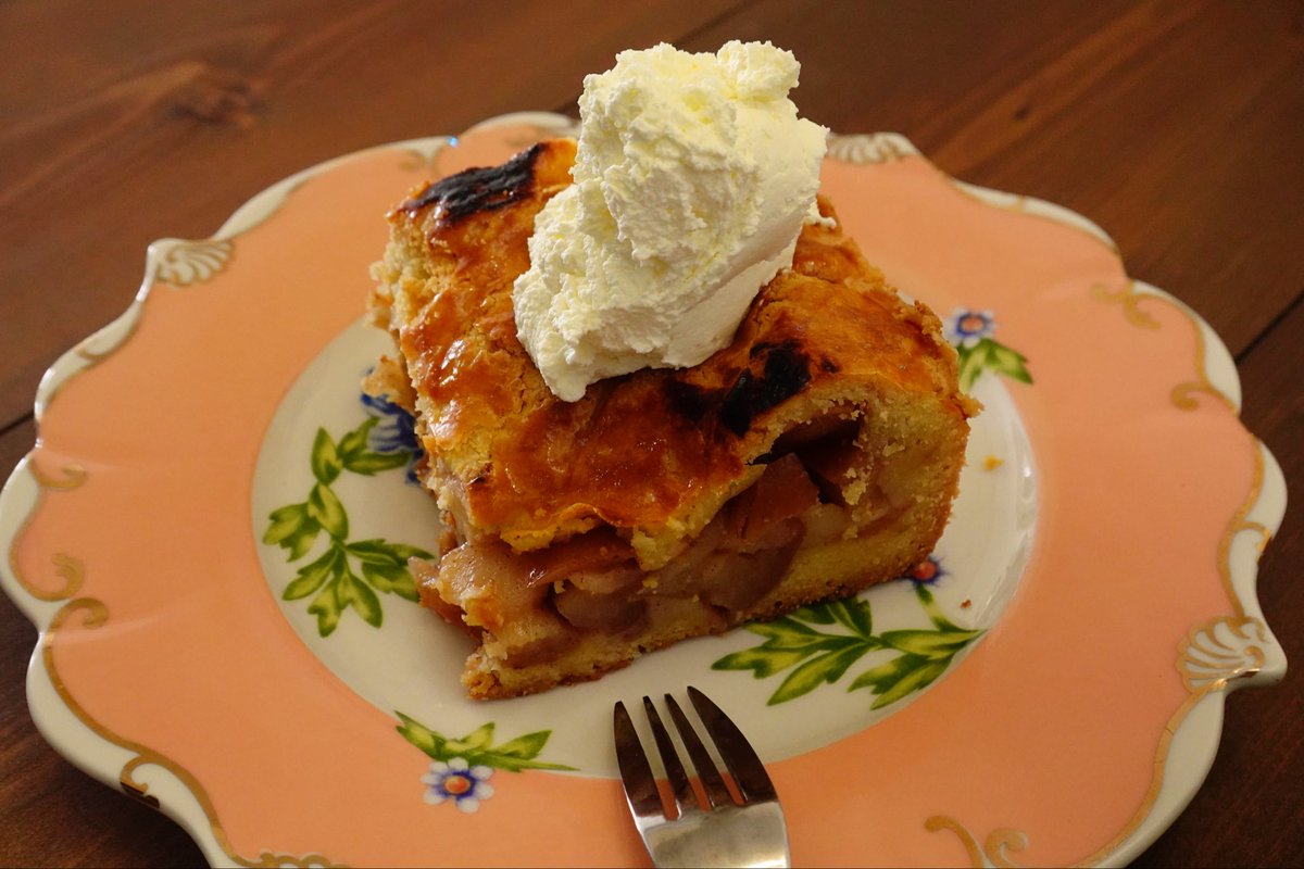 今日はホワイトデー

オランダで食べた世界一うまいアップルパイの再現っぽいのできた〜🍎🥧

最近は先生に聞けばほぼ何でも作れることがわかって嬉しいです！（チャッピー達）