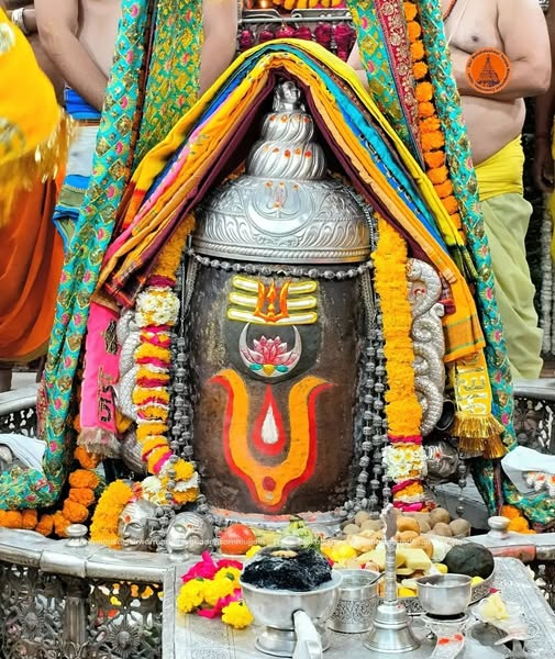Prem44325040's tweet photo. 🙏🌹*Jai Shree Mahakal*🌹🙏
*श्री महाकालेश्वर ज्योतिर्लिंग का भस्म आरती शृंगार दर्शन*
*14-03-2026 कण-कण में महादेव* https://t.co/cWD8juhQzV