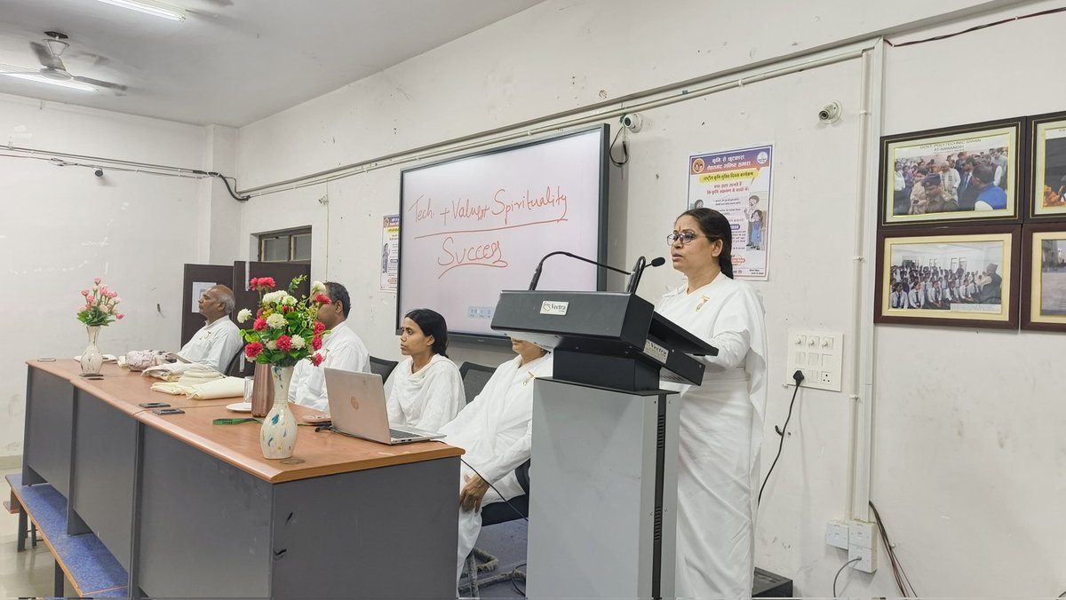 SiwanGP's tweet photo. Government Polytechnic Siwan organized a Mental Health &amp; Physical Fitness Awareness Program in collaboration with Brahma Kumaris – Education Wing.
Students learned about stress management, Rajyoga meditation, and mental well-being from speakers BK Aasha &amp; BK Dr. Phanish Chander. https://t.co/b8qz7ZykfJ