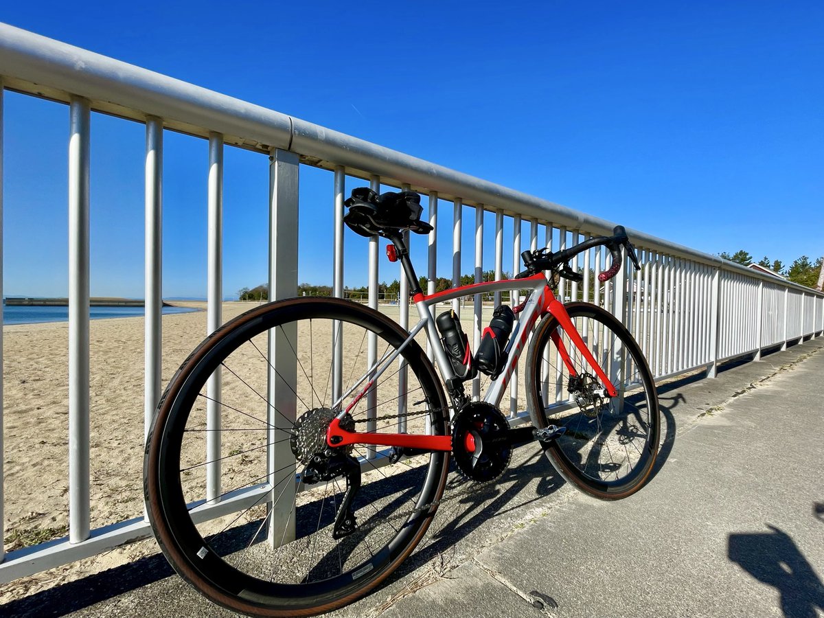 tomatti0806's tweet image. やっと今年初　海まで自走 #ゆるポタ🚵‍♀️
北風が強く前に進みませんが楽しめました✨
でも薬飲んでも足がスムーズに回りません😅
だから乗ってるのもあるでいいのさWwW
ps)地元のみなさん風車が無くなってます
#ridley #fenix #ロードバイク #cycling #カミハギサイクル
@ridley_jp