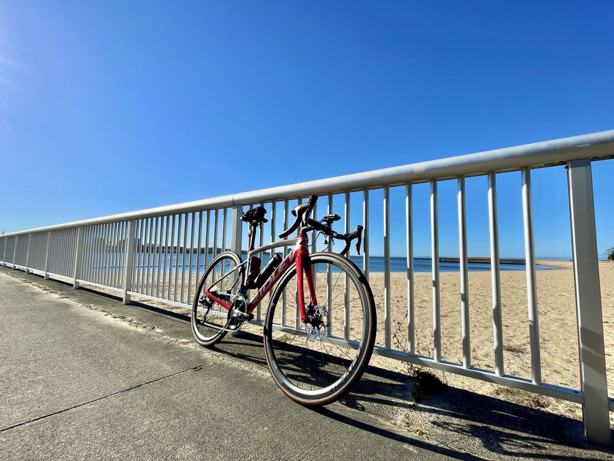 tomatti0806's tweet image. やっと今年初　海まで自走 #ゆるポタ🚵‍♀️
北風が強く前に進みませんが楽しめました✨
でも薬飲んでも足がスムーズに回りません😅
だから乗ってるのもあるでいいのさWwW
ps)地元のみなさん風車が無くなってます
#ridley #fenix #ロードバイク #cycling #カミハギサイクル
@ridley_jp