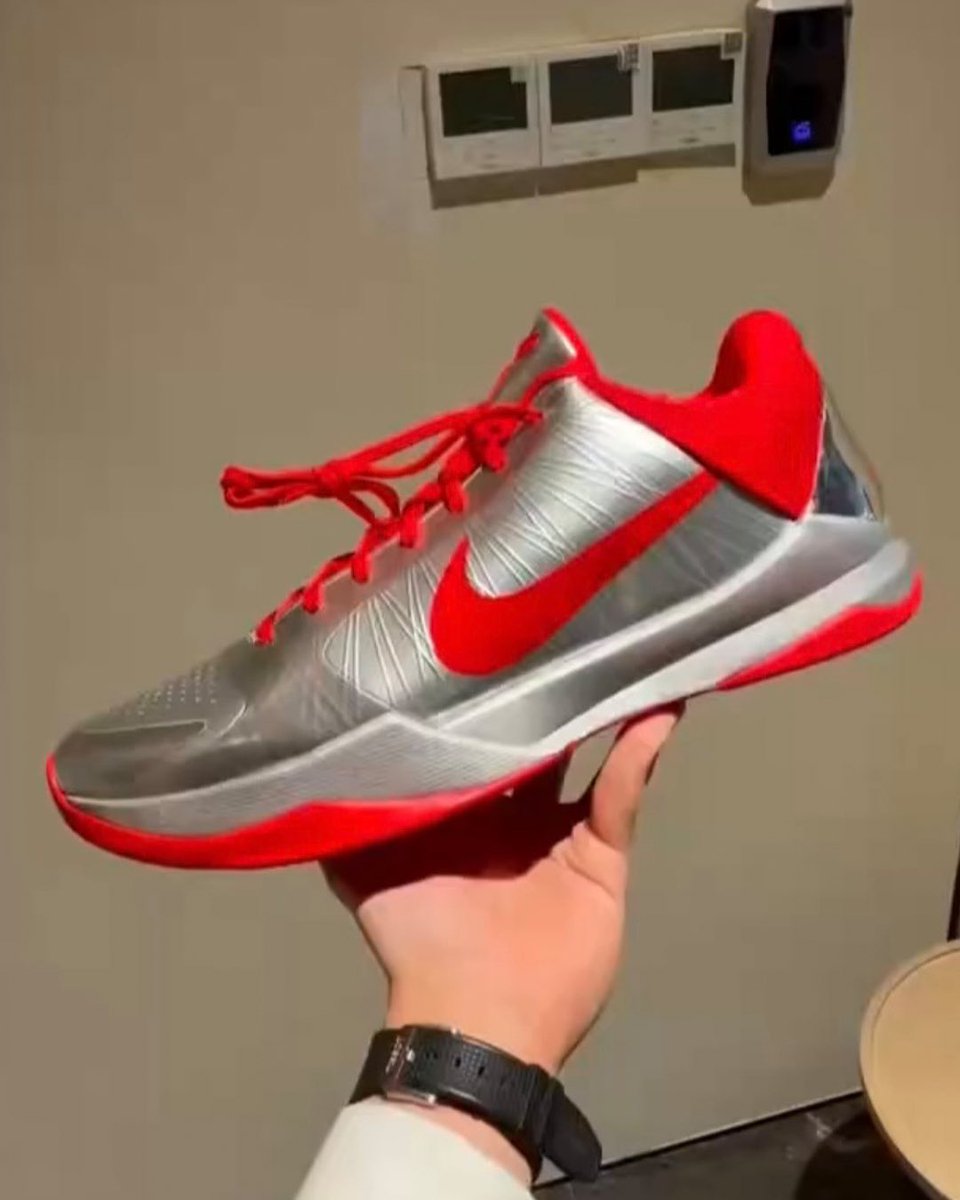 ComplexSneakers's tweet photo. A detailed look at the Caitlin Clark x Nike Kobe 5 Protro “Rookie of the Year” PE, expected to drop this year 🏀🐍

Caitlin Clark debuted these during the 2025 WNBA season. 

Is this a must cop? 

📸: (IG) prm.cotd https://t.co/qDObXKoYrR
