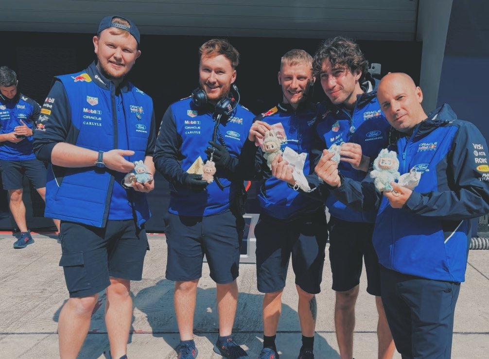 𝑴𝑨𝑿 tweet media