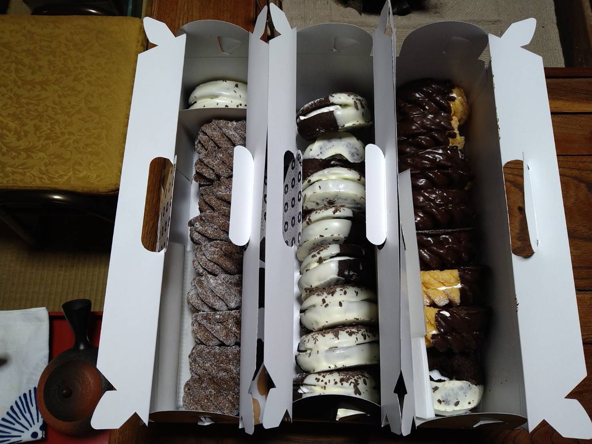 修行時代、師匠が道場に立ち寄られ、甘い物が食べたくなるだろうといただいた差し入れに師匠の愛を感じ涙したものです。住職として立ち寄った修行道場に、恩返しに同じものを差し入れしてきました。どうぞお納めください。ミスド100個です。

今だから言いますが修行僧7名に100個は多かったです師匠。