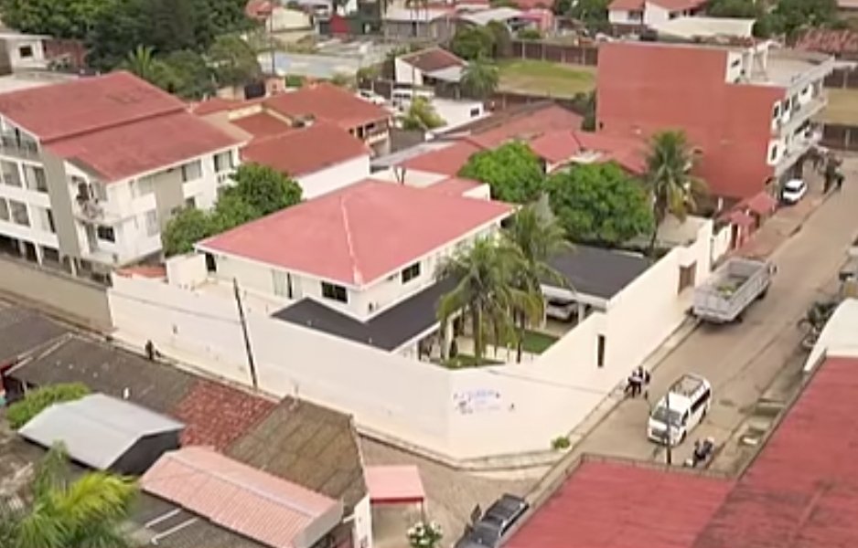 Quadro encontrado na casa onde o narco Sebastián Marset estava escondido no bairro Las Palmas, em Santa Cruz de la Sierra, na Bolívia.

No quadro estão representados, da esquerda pra direita;

Tony Montana
Pablo Escobar 
Roberto Suárez 
Sebastián Marset
Chapo Guzmán